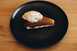 Tart tartin od jabuka sa sladoledom od cimeta 180g