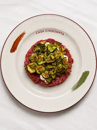 Tartare di manzo con stracciata di bufala, zucchine fritte e basilico