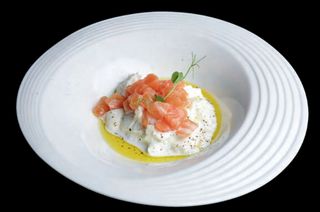 136.Tartare di burrata con salmone
