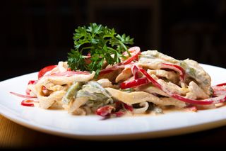 Тёплый салат с курицей (200г)