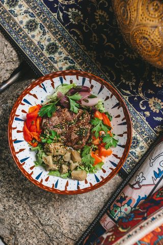 Фирменный салат с телятиной (390г)