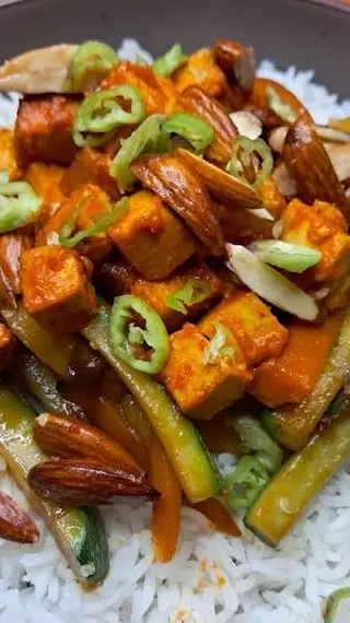 93. Tofu con gamberi