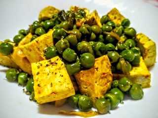 Tofu con piselli