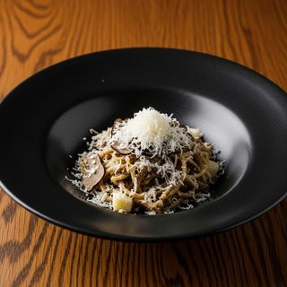 Tonnarello cacio e pepe con scaglie di tartufo nero