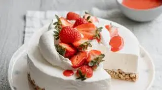 Torta gelato alla nocciola e fragola