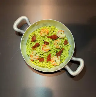 Trofie al pesto gamberi e pomodoro secco