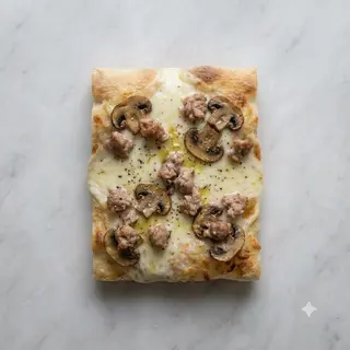 Pizza con funghi freschi, salsicce suino e mozzarella