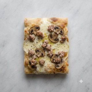 Pizza bianca con funghi freschi, salsicce suino e mozzarella
