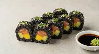Uramaki golden sake