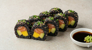 Uramaki golden sake
