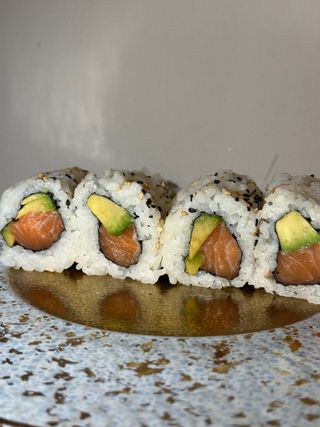 Uramaki salmone e avocado