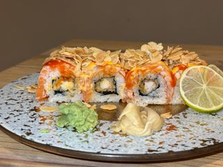 Uramaki tsurai roll