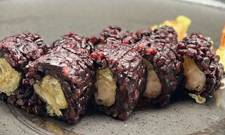Uramaki venere roll