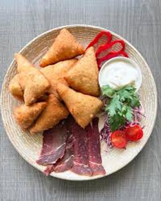 Uštipci sa kajmakom i suhim mesom