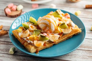 Вафли с фруктами и мороженым (390г)