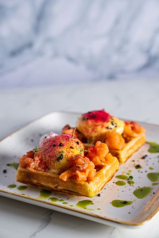 Вафли с лососем и яйцом пашот (390г)