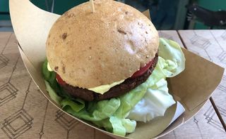 Veggy burger bun & chips