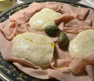 Vitello tonnato con capperi e salsa tonnata