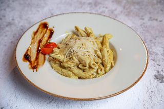 Pene sa piletinom u curry sosu