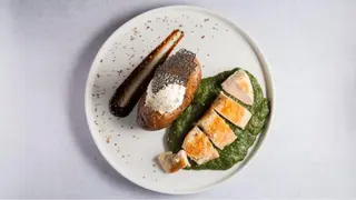  Grill pileći file na pireu od spanaća