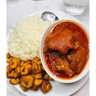 White rice, chicken and plantain combo