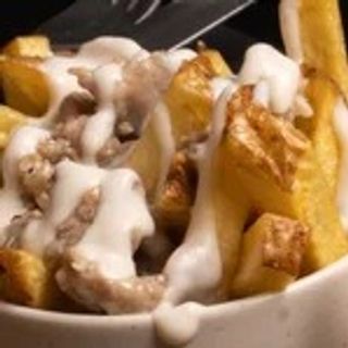 Yummi chips con fonduta artigianale di caciocavallo stagionato in grotta e salsiccia nostrana.