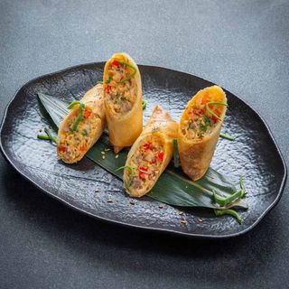 Տապակած սփրինգ ռոլեր սաղմոնով