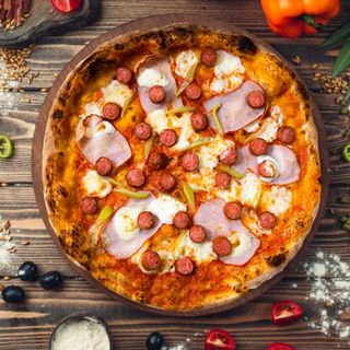 Որսորդական երշիկով և խոզապուխտով պիցցա