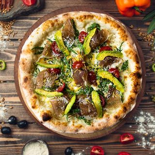 Պռոշուտոյով և ավոկադոյով պիցցա