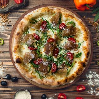  Պռոշուտոյով և ռուկոլայով պիցցա