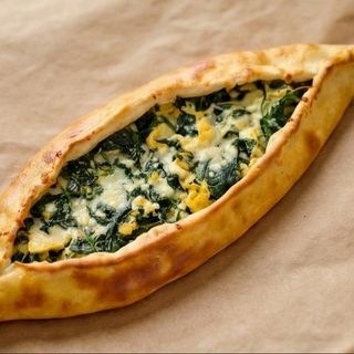 Նավակ սպանախով և պանրով