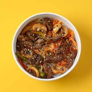 Ֆունչոզայով և տավարի մսով աղցան