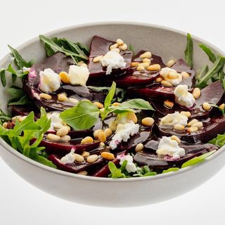 Բազուկով և այծի պանրով աղցան