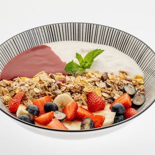 Մյուսլի հատապտուղներով և մրգերով