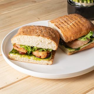 Հավի կրծքամսով պեստո սենդվիչ