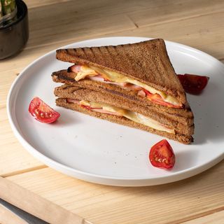 Խոզապուխտով սենդվիչ