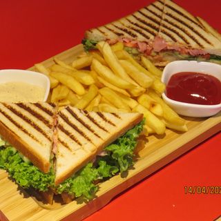 Սենդվիչ Հավով ու Խոզապուխտով