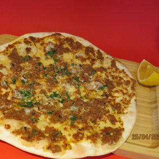 Լահմաջո Տավարի Մսով, Պանիր ու Կանաչիով