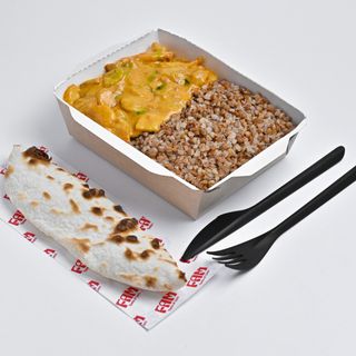 Հավ կարի սոուսով և հնդկաձավարով