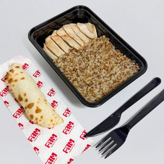 Շոգեխաշած հավի կրծքամիս հնդկաձավարով