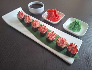 Խեցգետնի ձողիկներով թխած ռոլլ