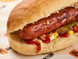 Խոզի մսով և պանրով նրբերշիկով հոթ-դոգ