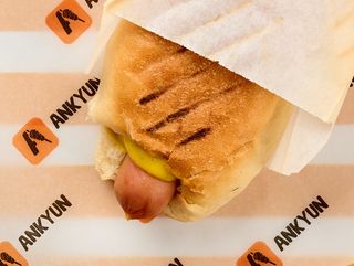 Անգուսի շոգեխաշված հոթ-դոգ