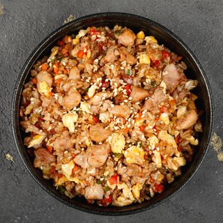 Տապակած բրինձ հավի մսով