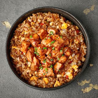 Տապակած բրինձ սաղմոնով