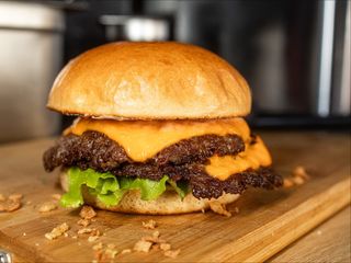 Double Cheeseburger Max + Pomfrit