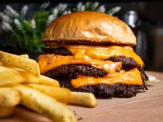 Triple Cheeseburger + Pomfrit