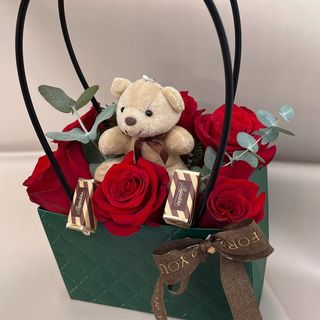 Torbica, 6 ruža, slatkiši, medo