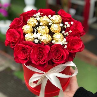 Flower box, 10 crvenih ruža, slatkiši