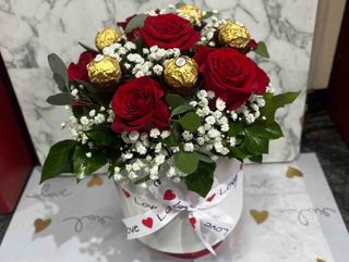 Flower box, 6 ruža, slatkiši